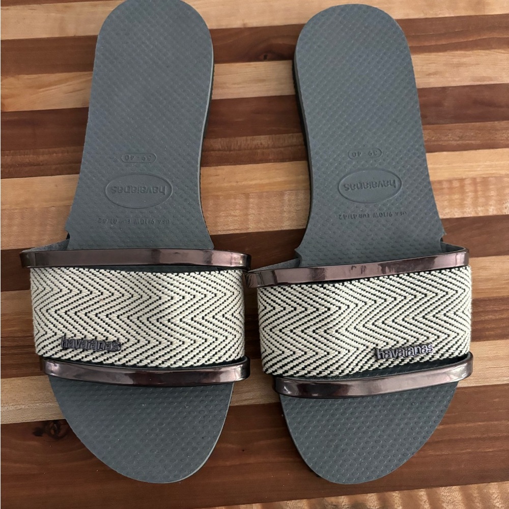 Havaianas Gray and Cream Slip on Sandals
